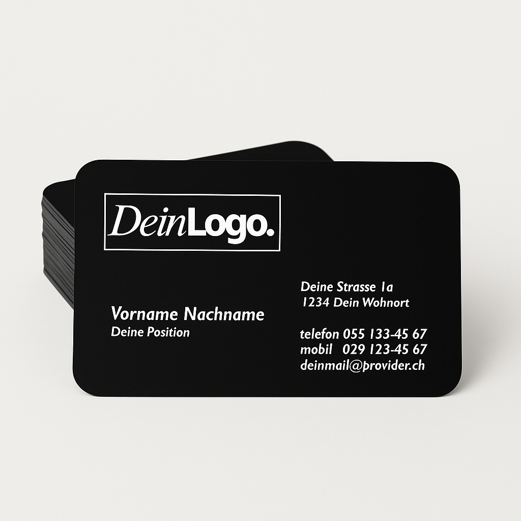 Stapel eleganter, schwarzer Aluminium-Visitenkarten mit weißer Schrift und individuellem Logo – hochwertige, matte Oberfläche für einen modernen, professionellen Eindruck.