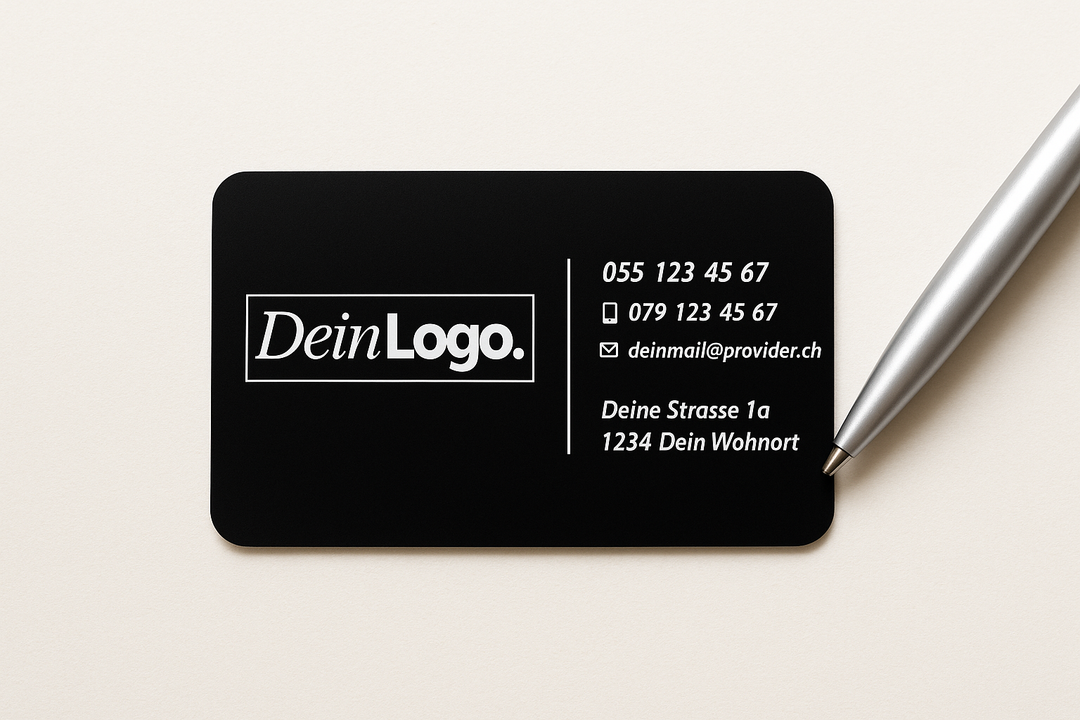 Schwarze, gravierte Aluminium-Visitenkarte mit weißem Logo und Kontaktdaten in elegantem Layout – modernes, professionelles Design für Firmen und Selbstständige.